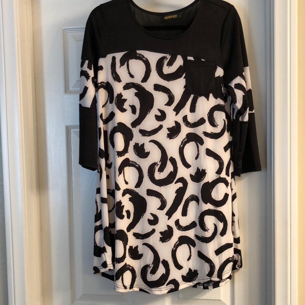 Reborn 3/4 sleeve Tunic in Black and White EUC